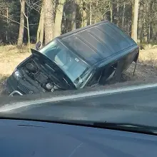 Zobacz zdjęcie: Opel staranowany przez przyczepę z gruzem pod Brzeźnikiem (k. Bolesławca)