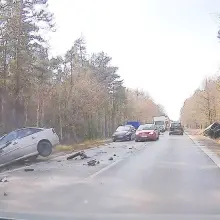 Zobacz zdjęcie: Opel staranowany przez przyczepę z gruzem pod Brzeźnikiem (k. Bolesławca)