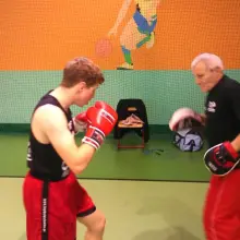 Переглянути фотографію: Piotr Motyka з TOP Boks Bolesławiec із тренерами Ryszardem і Tomaszem Tomczykami