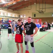 Переглянути фотографію: Piotr Motyka з TOP Boks Bolesławiec із тренерами Ryszardem і Tomaszem Tomczykami