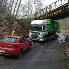 Zobacz zdjęcie: Mazda zderzyła się z ciężarówką. Kierowcy z Bolesławca nic się nie stało