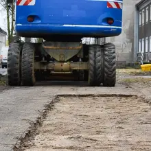 Zobacz zdjęcie: Remontują chodnik na Dolnych Młynach. Znikną wielkie bajora?