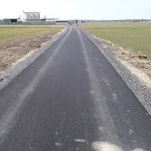 Переглянути фотографію: Автомобілі та сільськогосподарська техніка руйнують новеньку велосипедну доріжку