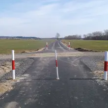 Переглянути фотографію: Автомобілі та сільськогосподарська техніка руйнують новеньку велосипедну доріжку