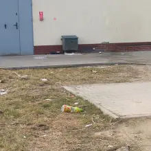 Zobacz zdjęcie: Czytelnik o terenie przy Dino w Iwinach: „JEDEN WIELKI ŚMIETNIK!!!”