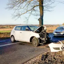 Zobacz zdjęcie: Kierowca Škody wjechał w drzewo. 40-latek trafił do bolesławieckiego szpitala