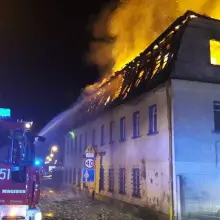 Zobacz zdjęcie: Spłonął budynek w centrum Warty Bolesławieckiej. Trudna akcja dla naszych strażaków