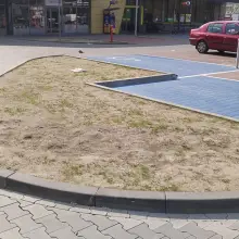 Zobacz zdjęcie: Niszczą nowe trawniki przy galerii na Wesołej, a jak ktoś zwróci uwagę, pokazują f*cka
