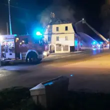 Zobacz zdjęcie: Pożar w centrum Warty. Jeden ze strażaków lekko ranny