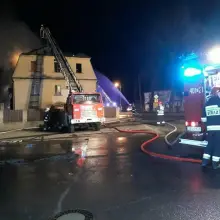 Zobacz zdjęcie: Pożar w centrum Warty. Jeden ze strażaków lekko ranny