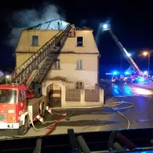 Zobacz zdjęcie: Pożar w centrum Warty. Jeden ze strażaków lekko ranny