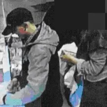 Zobacz zdjęcie: Oszukał pracownicę sklepu. Wiesz, kto jest na zdjęciu? Powiadom policję