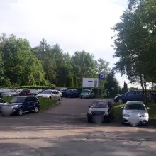 Zobacz zdjęcie: Dla kogo jest parking przy cmentarzu? Dla pracowników firmy ceramicznej?
