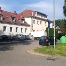 Zobacz zdjęcie: Dla kogo jest parking przy cmentarzu? Dla pracowników firmy ceramicznej?