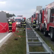 Zobacz zdjęcie: Śmiertelny wypadek na A18. Kierowca busa zginął na miejscu