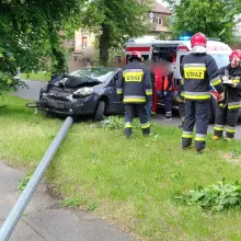 Zobacz zdjęcie: Kolizja na Wojska Polskiego, osobówka złamała latarnię. Jedna osoba ranna