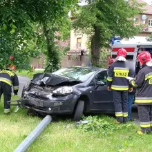 Zobacz zdjęcie: Kolizja na Wojska Polskiego, osobówka złamała latarnię. Jedna osoba ranna