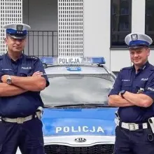 Zobacz zdjęcie: Na bombach eskortowali do szpitala auto z dziewczynką, która traciła przytomność
