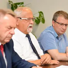 Zobacz zdjęcie: Konferencja z udziałem starosty Karola Stasika, wicestarosty Tomasza Gabrysiaka i członka Zarządu Powiatu Bolesławieckiego Stanisława Chwojnickiego
