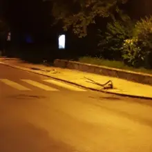 Zobacz zdjęcie: Auto ścięło dwa znaki na Strzyńskiego