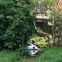 Zobacz zdjęcie: Osieczów: auto spadło z mostu i wpadło do wody. Jedna osoba ranna