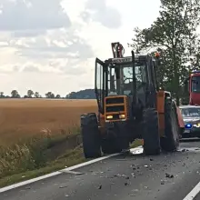 Zobacz zdjęcie: Zderzenie busa z ciągnikiem