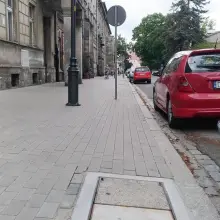 Zobacz zdjęcie: Nie ma już dziury w chodniku na Komuny Paryskiej. Studzienka naprawiona
