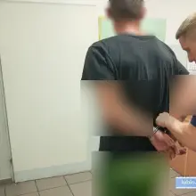 Zobacz zdjęcie: Bił kobietę w parku. Gdy nastolatek zareagował, agresor wyskoczył nań z nożem
