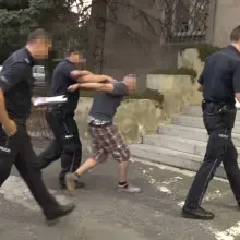 Zobacz zdjęcie: Policjanci prowadzą mężczyznę, który uciekał autem