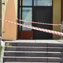 Zobacz zdjęcie: Gniazdo szerszeni w budynku szkoły przy Jana Pawła II