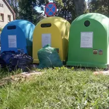 Zobacz zdjęcie: Niebezpiecznie rozmieszczone pojemniki na śmieci?