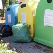 Zobacz zdjęcie: Niebezpiecznie rozmieszczone pojemniki na śmieci?