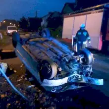 Zobacz zdjęcie: Wjechał w przystanek i dachował