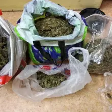 Zobacz zdjęcie: 19-latek wpadł z dużą ilością narkotyków, nielegalnymi fajkami i pistoletem gazowym