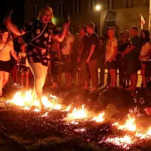 Zobacz zdjęcie: Glina Show: Warsztaty chodzenia po ogniu