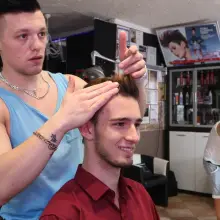 Zobacz zdjęcie: Przygotowanie do konkursu Miss i Mister Święta Ceramiki w salonie fryzjerskim Matrix