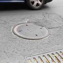 Zobacz zdjęcie: Zapadająca się studzienka na Chrobrego. Dojdzie tu do tragedii?