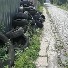 Zobacz zdjęcie: „Matka z wózkiem musi zejść na drogę, bo chodnikiem się nie da”