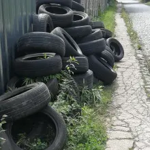 Zobacz zdjęcie: „Matka z wózkiem musi zejść na drogę, bo chodnikiem się nie da”