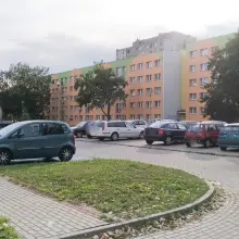 Zobacz zdjęcie: Czerwony fiat uno na lubańskich blachach straszy przy Spółdzielczej