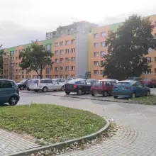 Zobacz zdjęcie: Czerwony fiat uno na lubańskich blachach straszy przy Spółdzielczej