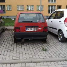 Zobacz zdjęcie: Czerwony fiat uno na lubańskich blachach straszy przy Spółdzielczej