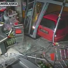 Zobacz zdjęcie: Taranowali autem sklepy sieci Dino. Cała trójka włamywaczy aresztowana