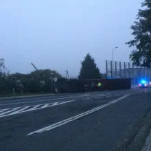 Zobacz zdjęcie: Tir uderzył w ścianę dźwiękochłonną i przewrócił się na bok