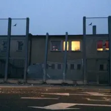 Zobacz zdjęcie: Tir uderzył w ścianę dźwiękochłonną i przewrócił się na bok