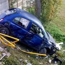 Zobacz zdjęcie: 26-letnia kierowczyni nissana wpadła do rowu. Ze złamaną żuchwą trafiła do szpitala