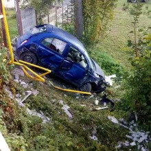 Zobacz zdjęcie: 26-letnia kierowczyni nissana wpadła do rowu. Ze złamaną żuchwą trafiła do szpitala