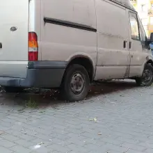 Zobacz zdjęcie: Szary ford transit sieje postrach na Żwirki i Wigury