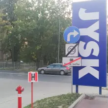 Zobacz zdjęcie: Wyjeżdżają ze Starej Mleczarni, ignorują nakaz skrętu w prawo