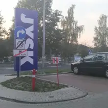 Zobacz zdjęcie: Wyjeżdżają ze Starej Mleczarni, ignorują nakaz skrętu w prawo